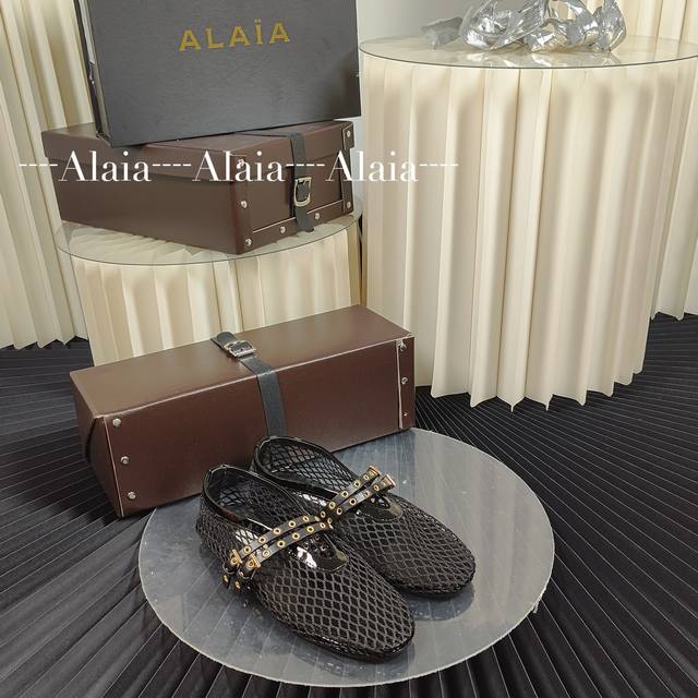24年新款alaia阿莱亚法式芭蕾舞单鞋平底鞋 Alaia大热门平底鞋，好看又好穿 今年超火的alaia玛丽珍芭蕾舞鞋已出货！明星人手一双。超舒服好穿的平底鞋！